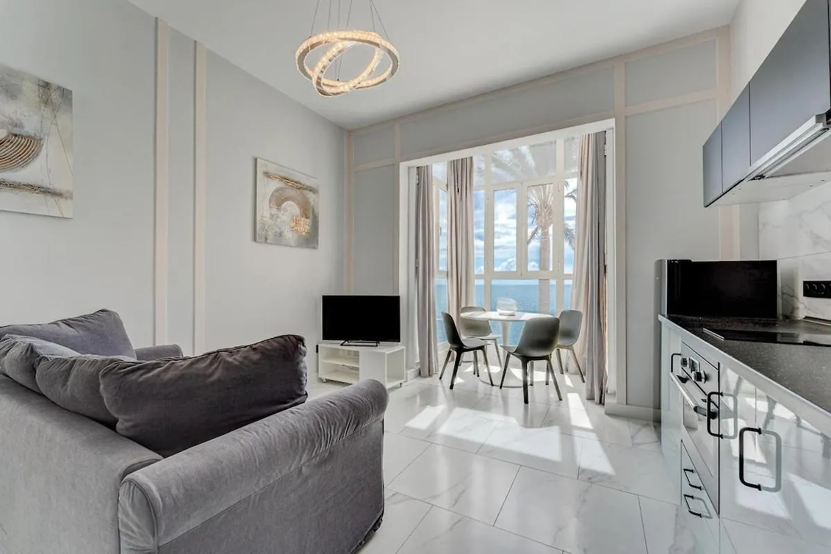 First Line Apartment With An Ocean View location